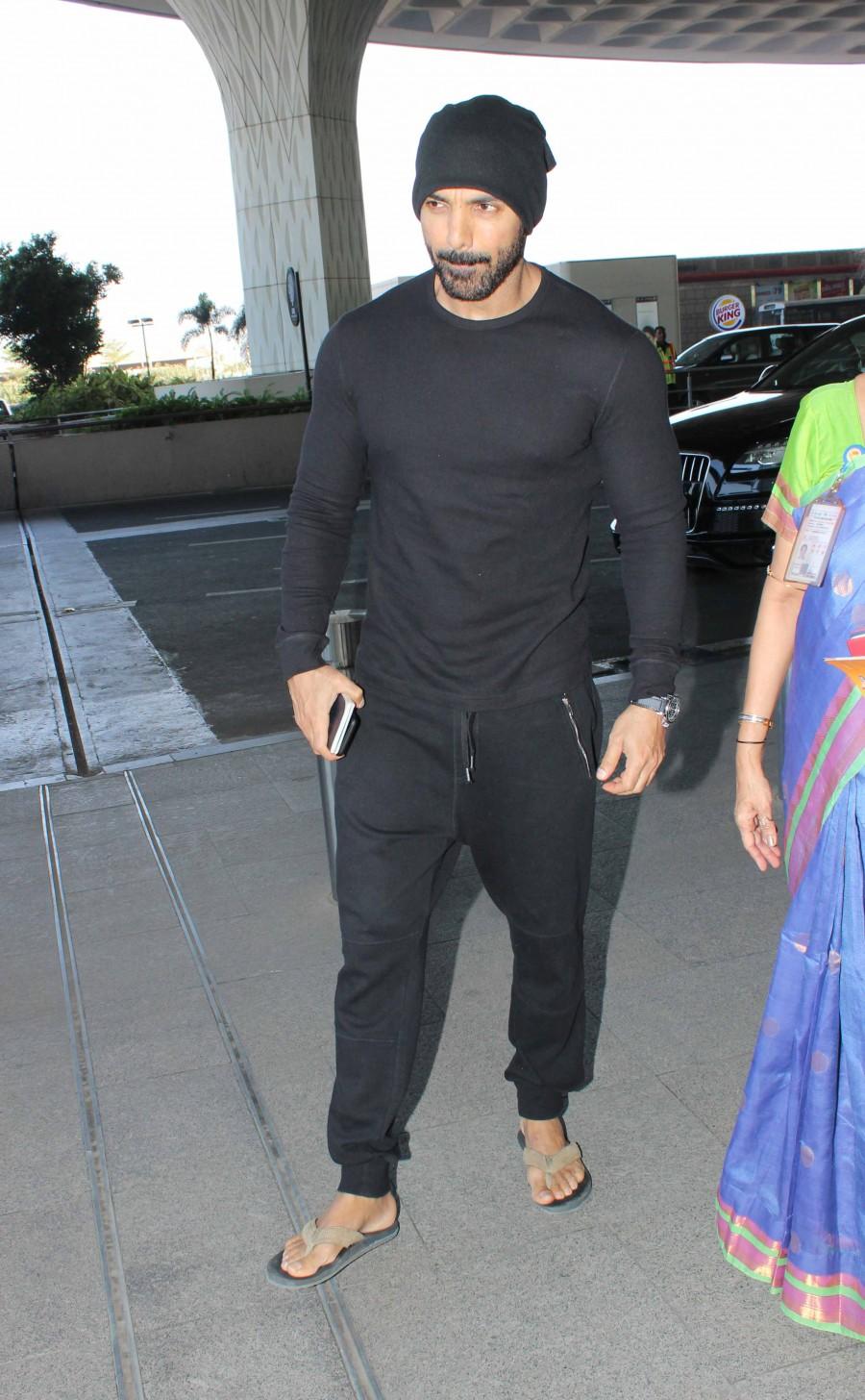 John Abraham spotted at Mumbai Airport. Rajinikanth,Hrithik Roshan,Alia Bhatt,Sonu Sood,John Abraham,Rajinikanth at Mumbai Airport,Hrithik Roshan at Mumbai Airport,Alia Bhatt at Mumbai Airport,Sonu Sood at Mumbai Airport,John Abraham at Mumbai Airport