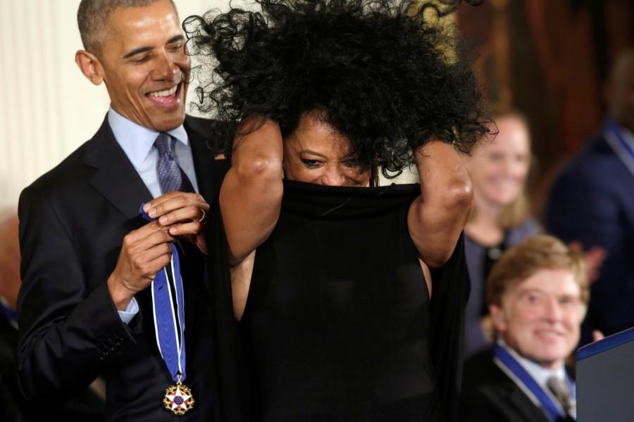 U.S. President Barack Obama presents the Presidential Medal of Freedom to singer Diana Ross during a ceremony in the White House East Room in Washington, U.S., November 22, 2016. Medals of Freedom,Obama,Barack Obama,Robert de Niro,Diana Ross,Tom Hanks,Kareem Abdul-Jabbar,Presidential Medal of Freedom,Medals of Freedom pics,Medals of Freedom images,Medals of Freedom photos,Medals of Freedom stills,Medals of Freedom pictures