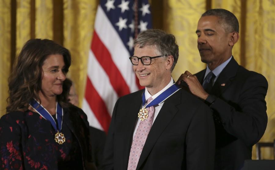 U.S. President Barack Obama (R) presents the Presidential Medal of Freedom to Melinda and Bill Gates during a ceremony in the White House East Room in Washington, U.S., November 22, 2016. Medals of Freedom,Obama,Barack Obama,Robert de Niro,Diana Ross,Tom Hanks,Kareem Abdul-Jabbar,Presidential Medal of Freedom,Medals of Freedom pics,Medals of Freedom images,Medals of Freedom photos,Medals of Freedom stills,Medals of Freedom pictures
