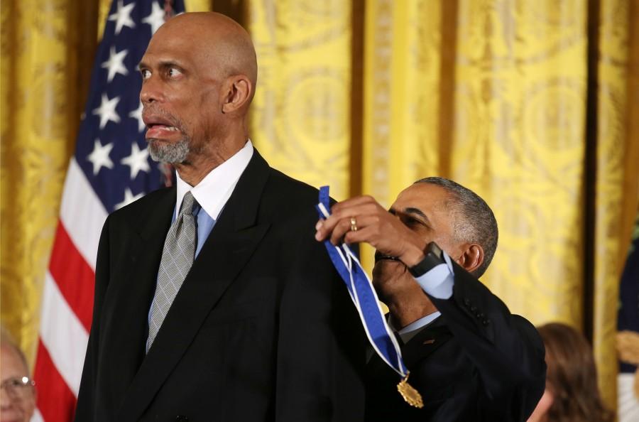 U.S. President Barack Obama awards the Presidential Medal of Freedom to NBA star Kareem Abdul-Jabbar (L) in the East Room of the White House in Washington, U.S., November 22, 2016. Medals of Freedom,Obama,Barack Obama,Robert de Niro,Diana Ross,Tom Hanks,Kareem Abdul-Jabbar,Presidential Medal of Freedom,Medals of Freedom pics,Medals of Freedom images,Medals of Freedom photos,Medals of Freedom stills,Medals of Freedom pictures