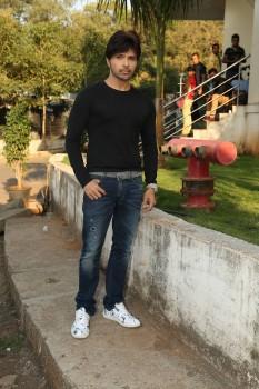 Photos of Shaan and Himesh Reshammiya on the sets of Yaaron ki Baraat.