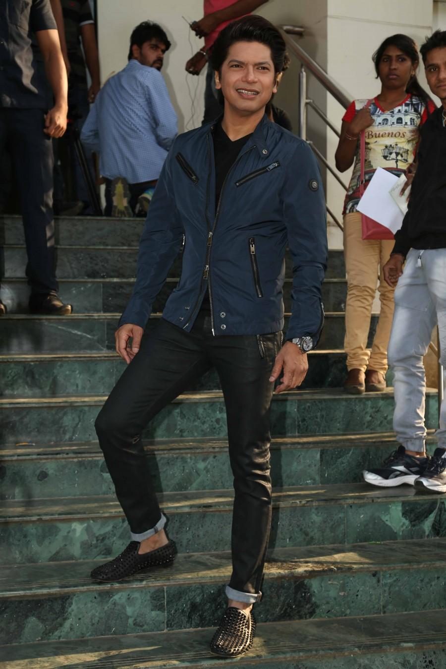 Photos of Shaan and Himesh Reshammiya on the sets of Yaaron ki Baraat. Shaan,Himesh Reshammiya,Shaan and Himesh Reshammiya,Yaaron ki Baraat,Yaaron ki Baraat on the sets,Yaaron ki Baraat pics,Yaaron ki Baraat images,Yaaron ki Baraat photos,Yaaron ki Baraat stills,Yaaron ki Baraat pictures