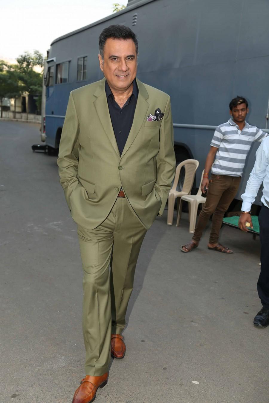 Photos of Boman Irani and Rajkumar Hirani on the sets of Yaaron Ki Baraat. Boman Irani,Rajkumar Hirani,Boman Irani and Rajkumar Hirani,Yaaron Ki Baraat,Yaaron Ki Baraat on the sets,Boman Irani and Rajkumar Hirani on the sets of Yaaron Ki Baraat