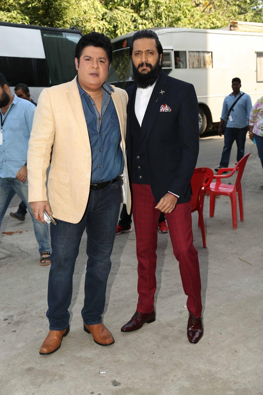 Photos of Boman Irani and Rajkumar Hirani on the sets of Yaaron Ki Baraat. Boman Irani,Rajkumar Hirani,Boman Irani and Rajkumar Hirani,Yaaron Ki Baraat,Yaaron Ki Baraat on the sets,Boman Irani and Rajkumar Hirani on the sets of Yaaron Ki Baraat