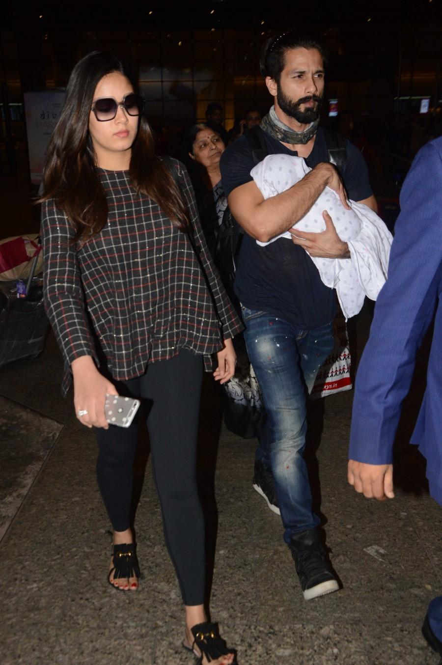 Check out the photos of Bollywood actor Shahid Kapoor and Mira Rajput were spotted at Mumbai Airport as they return from their vacation in Maldives.Check out the photos of Bollywood actor Shahid Kapoor and Mira Rajput were spotted at Mumbai Airport as they return from their vacation in Maldives. Shahid Kapoor and Mira Rajput,Shahid Kapoor,Mira Rajput,Shahid Kapoor and Mira Rajput in Airport,Shahid Kapoor and Mira Rajput spotted at Airport