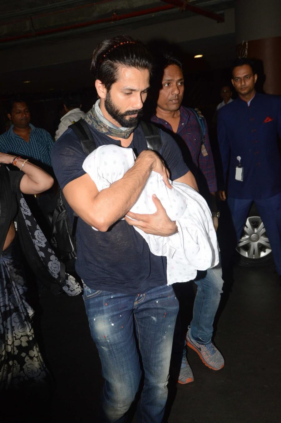 Check out the photos of Bollywood actor Shahid Kapoor and Mira Rajput were spotted at Mumbai Airport as they return from their vacation in Maldives. Shahid Kapoor and Mira Rajput,Shahid Kapoor,Mira Rajput,Shahid Kapoor and Mira Rajput in Airport,Shahid Kapoor and Mira Rajput spotted at Airport