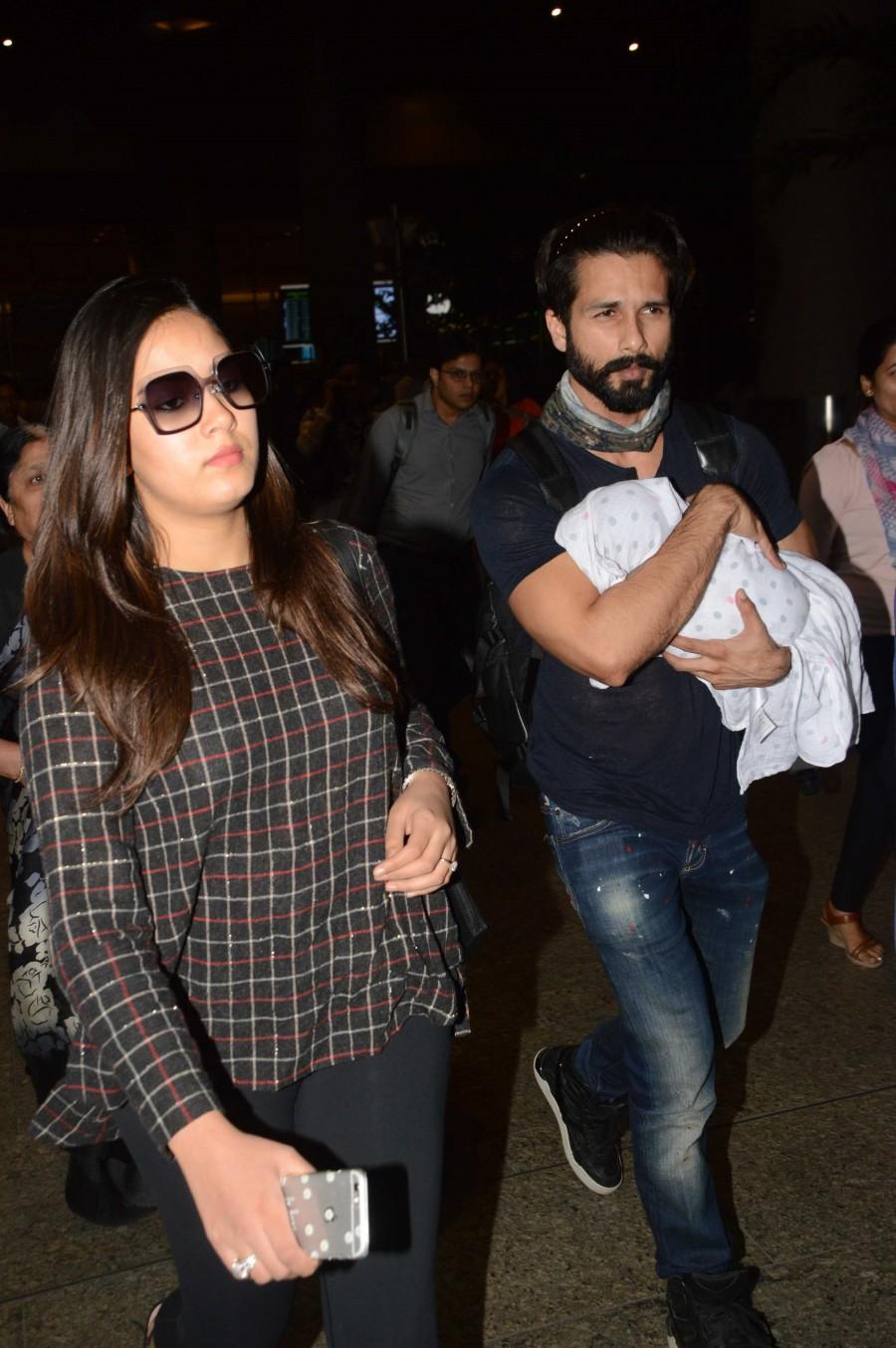 Check out the photos of Bollywood actor Shahid Kapoor and Mira Rajput were spotted at Mumbai Airport as they return from their vacation in Maldives. Shahid Kapoor and Mira Rajput,Shahid Kapoor,Mira Rajput,Shahid Kapoor and Mira Rajput in Airport,Shahid Kapoor and Mira Rajput spotted at Airport