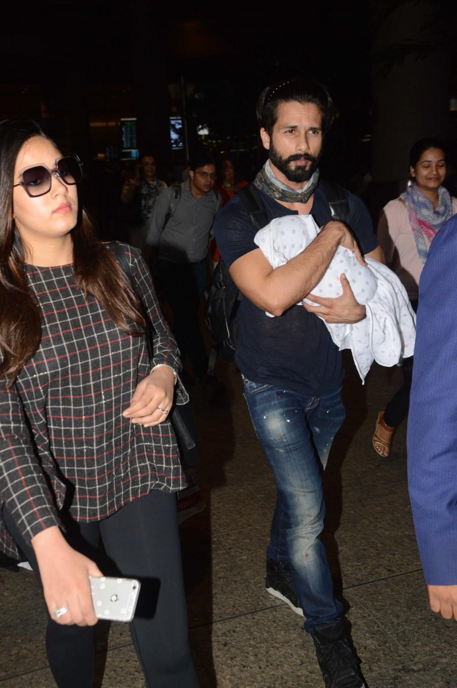 Check out the photos of Bollywood actor Shahid Kapoor and Mira Rajput were spotted at Mumbai Airport as they return from their vacation in Maldives.Check out the photos of Bollywood actor Shahid Kapoor and Mira Rajput were spotted at Mumbai Airport as they return from their vacation in Maldives. Shahid Kapoor and Mira Rajput,Shahid Kapoor,Mira Rajput,Shahid Kapoor and Mira Rajput in Airport,Shahid Kapoor and Mira Rajput spotted at Airport