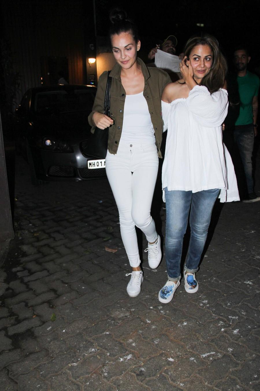 Amrita Arora Salman Khan,Sangeeta Bijlani,Salman Khan snapped in Bandra,Sangeeta Bijlani snapped in Bandra,Niketan Madhok,Niketan Madhok,Salman Khan,Amrita Arora,Sohail Khan,Atul Agnihotri,Alvira Khan Agnihotri,Sangeeta Bijlani