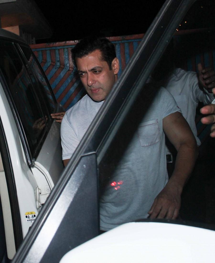 Salman Khan Salman Khan,Sangeeta Bijlani,Salman Khan snapped in Bandra,Sangeeta Bijlani snapped in Bandra,Niketan Madhok,Niketan Madhok,Salman Khan,Amrita Arora,Sohail Khan,Atul Agnihotri,Alvira Khan Agnihotri,Sangeeta Bijlani