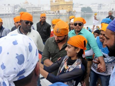 Photos of Bollywood Actor Saif Ali Khan pays obeisance at the Golden temple in Amritsar on Nov 23, 2016.