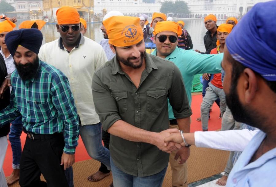 Photos of Bollywood Actor Saif Ali Khan pays obeisance at the Golden temple in Amritsar on Nov 23, 2016. Saif Ali Khan,Saif Ali Khan visits Golden temple,Saif Ali Khan at Golden temple,Amritsar,Golden temple in Amritsar,Saif Ali Khan pics,Saif Ali Khan images,Saif Ali Khan photos,Saif Ali Khan stills,Saif Ali Khan pictures