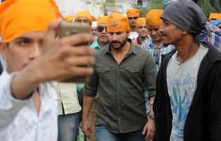 Saif Ali Khan,Saif Ali Khan visits Golden temple,Saif Ali Khan at Golden temple,Amritsar,Golden temple in Amritsar,Saif Ali Khan pics,Saif Ali Khan images,Saif Ali Khan photos,Saif Ali Khan stills,Saif Ali Khan pictures