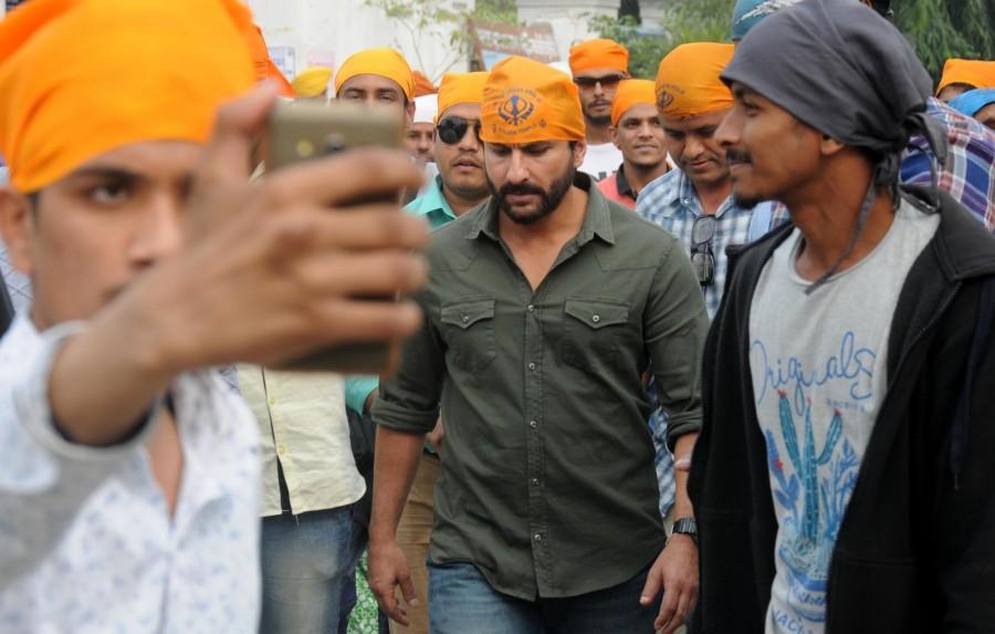Photos of Bollywood Actor Saif Ali Khan pays obeisance at the Golden temple in Amritsar on Nov 23, 2016. Saif Ali Khan,Saif Ali Khan visits Golden temple,Saif Ali Khan at Golden temple,Amritsar,Golden temple in Amritsar,Saif Ali Khan pics,Saif Ali Khan images,Saif Ali Khan photos,Saif Ali Khan stills,Saif Ali Khan pictures
