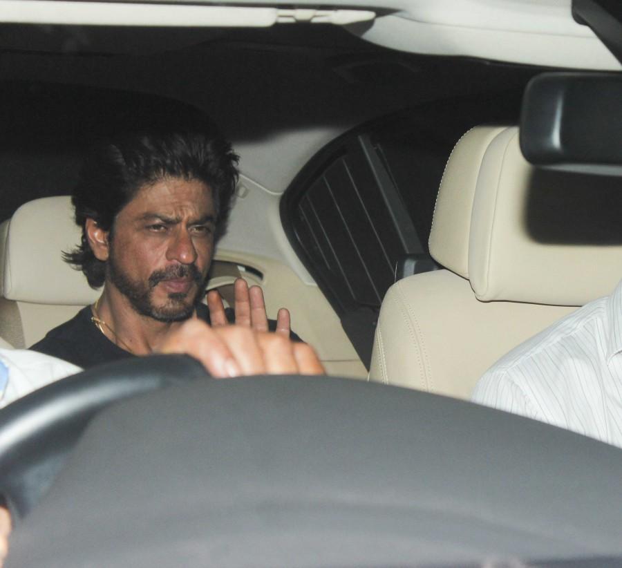 Shah Rukh Khan at Dear Zindagi special screening. Shah Rukh Khan,Alia Bhatt,Sushant Singh Rajput,Dear Zindagi,Dear Zindagi special screening,Dear Zindagi special screening pics,Dear Zindagi special screening images,Dear Zindagi special screening photos,Dear Zindagi special screening stills,Dear Zindagi s