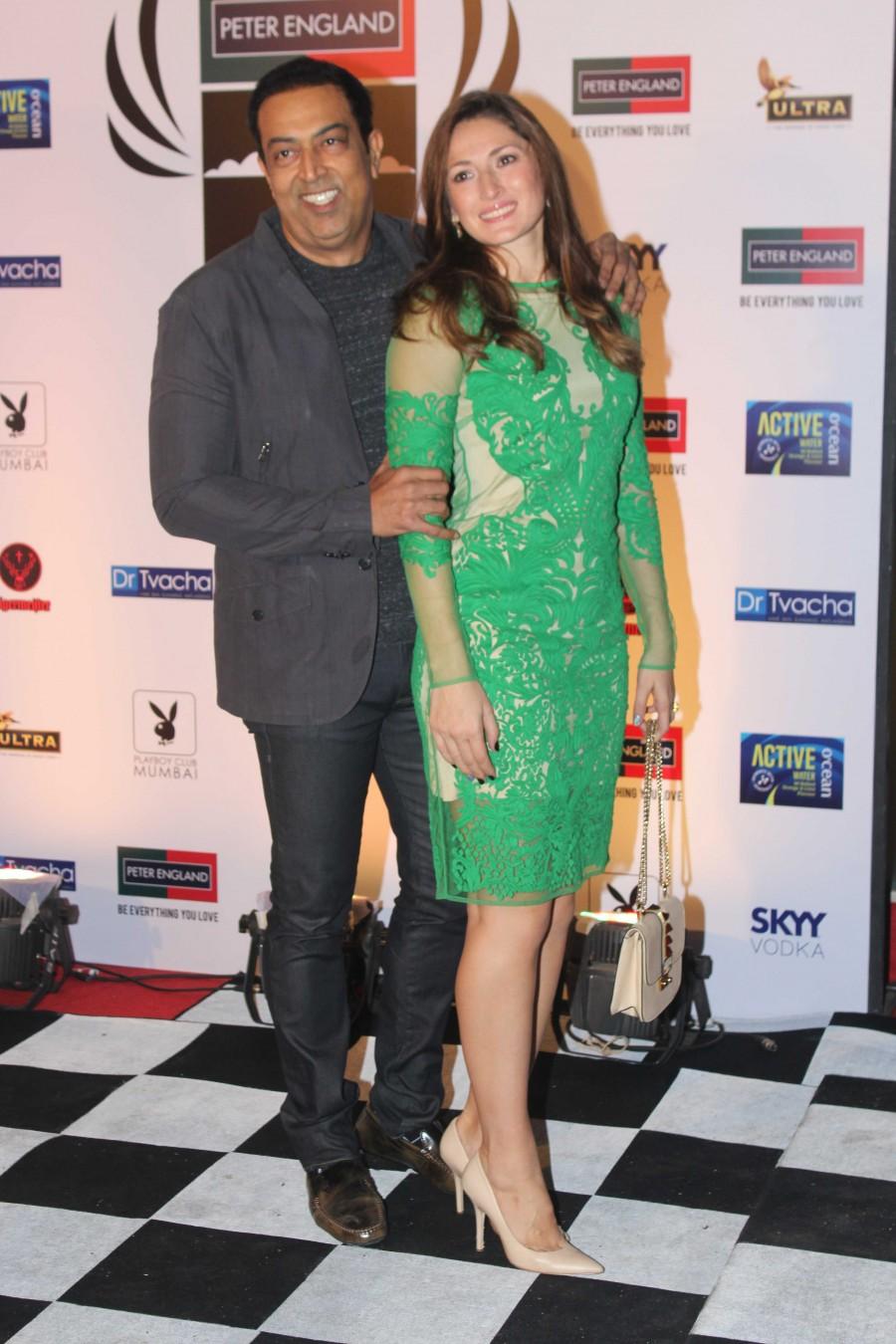Vindu Dara Singh with his wife at Peter England Mr India 2016 finale. Peter England Mr India 2016 finale,Peter England Mr India 2016,Peter England Mr India,Mr India Rohit Khandelwal,Freddy Daruwala,Anu Malik,Gurmeet Choudhary,Kritika Kamra,Sharad Kelkar,Vindu Dara Singh