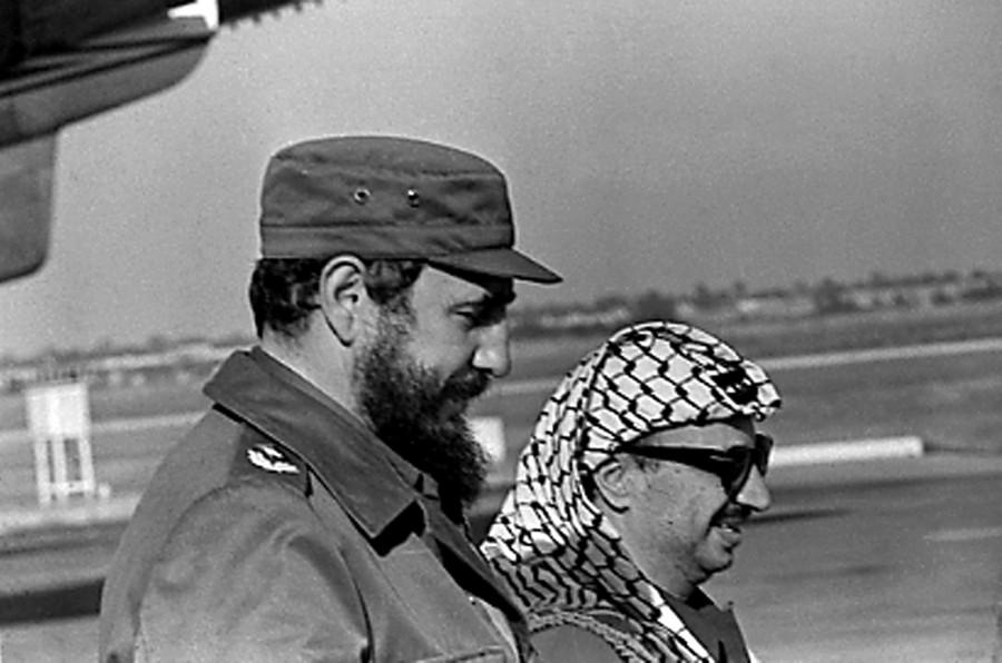 Fidel Castro (L) and PLO leader Yasser Arafat stand together at the airport in Havana during Arafat's first visit to Cuba November 14, 1974. Picture taken November 14, 1974. Fidel Castro,Fidel Castro dead,Fidel Castro cuba,Fidel Castro dies,Fidel Castro passes away,Fidel Castro Iconic photos,Fidel Castro Iconic pics,Fidel Castro Iconic images,Fidel Castro rare pics,Fidel Castro rare images,Fidel Castro rare photos,Fidel Castr