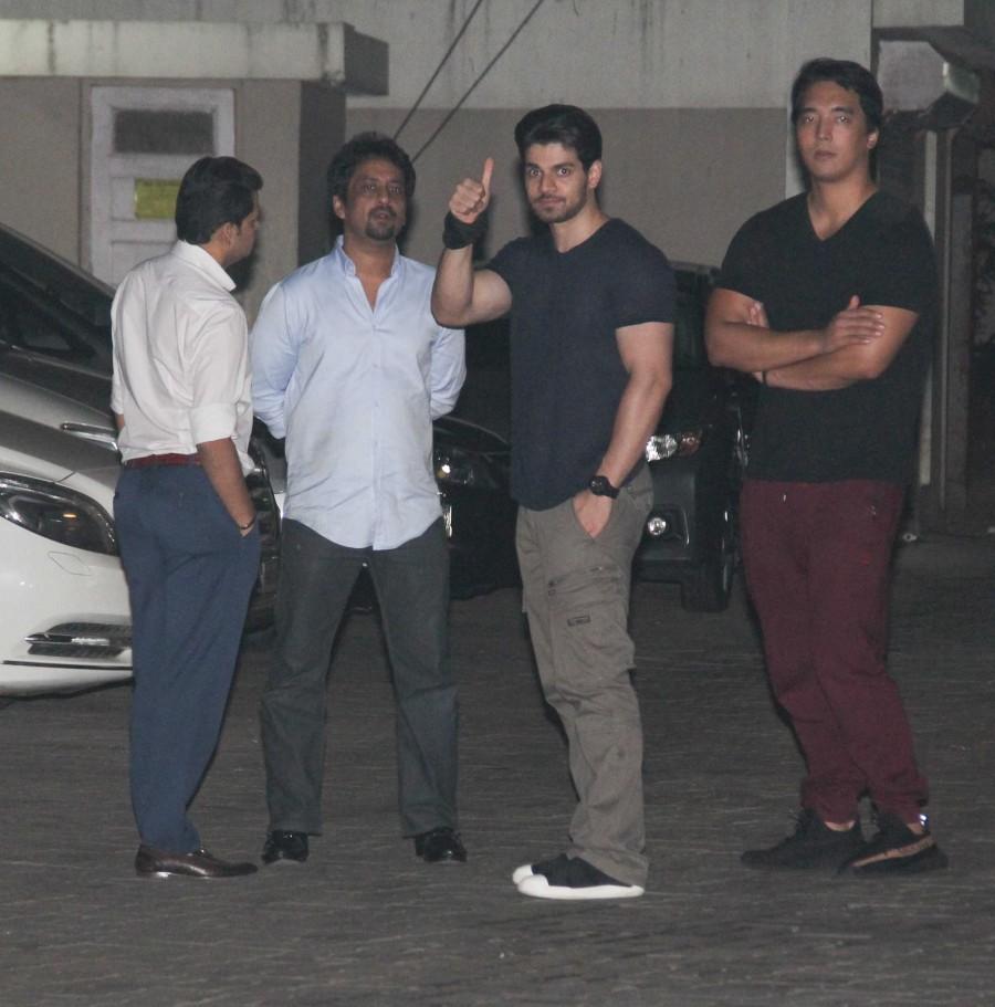 Photos of Bollywood actor Shah Rukh Khan and other celebs spotted at Salman Khan house. Shah Rukh Khan,Shah Rukh Khan at Salman Khan house,Salman Khan,Salman Khan house,Celebs at Salman Khan house,Shah Rukh Khan and Salman Khan
