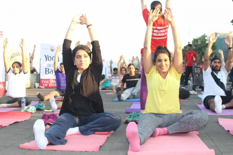 Photos of Bollywood actress Sonali Kulkarni performs yoga at Marine Drive. Sonali Kulkarni,Sonali Kulkarni performs yoga,Sonali Kulkarni yoga,actress Sonali Kulkarni,Sonali Kulkarni pics,Sonali Kulkarni images,Sonali Kulkarni photos,Sonali Kulkarni stills,Sonali Kulkarni pictures