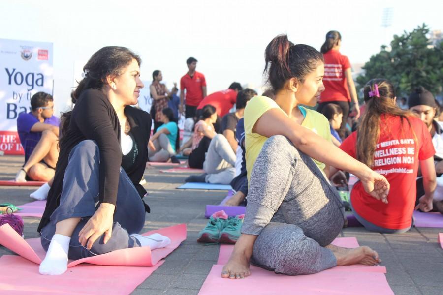 Photos of Bollywood actress Sonali Kulkarni performs yoga at Marine Drive. Sonali Kulkarni,Sonali Kulkarni performs yoga,Sonali Kulkarni yoga,actress Sonali Kulkarni,Sonali Kulkarni pics,Sonali Kulkarni images,Sonali Kulkarni photos,Sonali Kulkarni stills,Sonali Kulkarni pictures