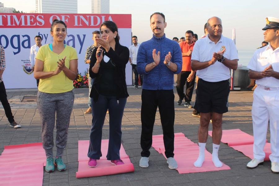 Photos of Bollywood actress Sonali Kulkarni performs yoga at Marine Drive. Sonali Kulkarni,Sonali Kulkarni performs yoga,Sonali Kulkarni yoga,actress Sonali Kulkarni,Sonali Kulkarni pics,Sonali Kulkarni images,Sonali Kulkarni photos,Sonali Kulkarni stills,Sonali Kulkarni pictures