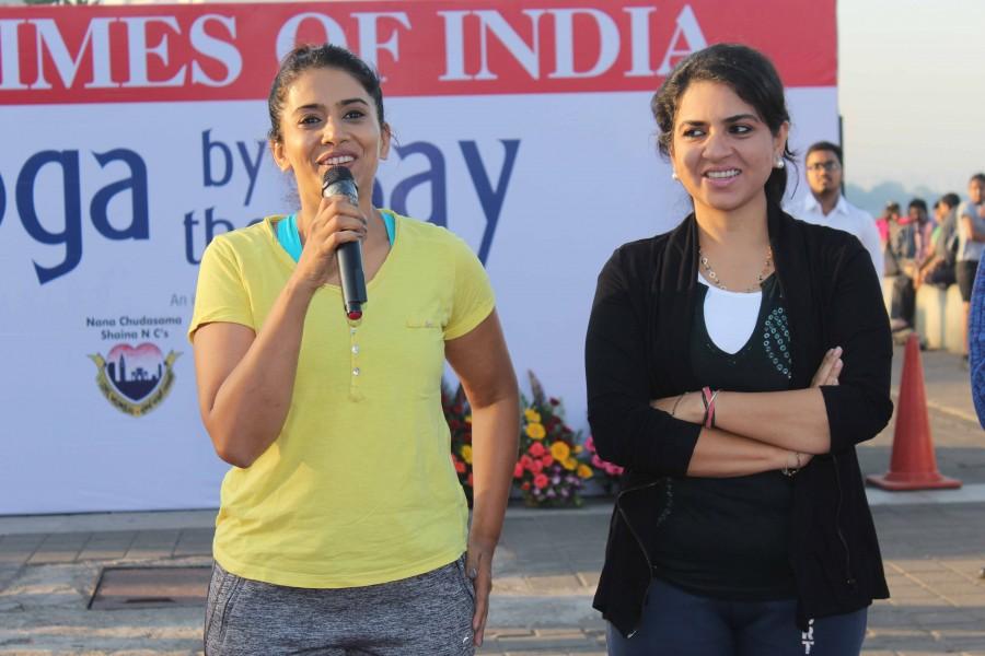 Photos of Bollywood actress Sonali Kulkarni performs yoga at Marine Drive. Sonali Kulkarni,Sonali Kulkarni performs yoga,Sonali Kulkarni yoga,actress Sonali Kulkarni,Sonali Kulkarni pics,Sonali Kulkarni images,Sonali Kulkarni photos,Sonali Kulkarni stills,Sonali Kulkarni pictures