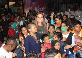 Esha Gupta and Boman Irani,Esha Gupta,Boman Irani,Esha Gupta spend time with cancer affected children,Boman Irani spend time with cancer affected children,Esha Gupta and Boman Irani with cancer affected children