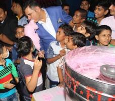Esha Gupta and Boman Irani,Esha Gupta,Boman Irani,Esha Gupta spend time with cancer affected children,Boman Irani spend time with cancer affected children,Esha Gupta and Boman Irani with cancer affected children