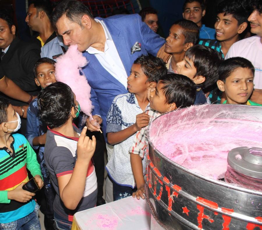 Photos of Esha Gupta and Boman Irani spend time with cancer affected children. Esha Gupta and Boman Irani,Esha Gupta,Boman Irani,Esha Gupta spend time with cancer affected children,Boman Irani spend time with cancer affected children,Esha Gupta and Boman Irani with cancer affected children