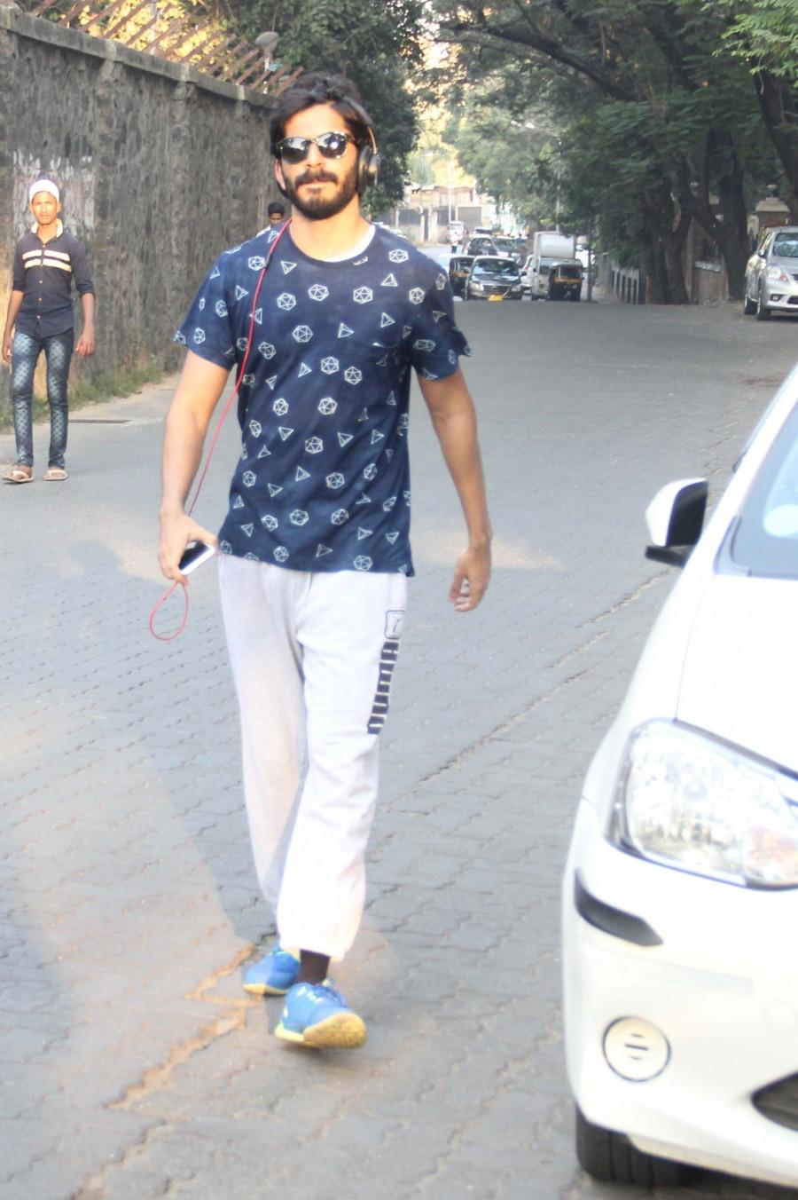 Photos of Bollywood actor Harshvardhan Kapoor spotted walking in juhu. Harshvardhan Kapoor,Harshvardhan Kapoor spotted in Juhu,Harshvardhan Kapoor at Juhu,Harshvardhan Kapoor latest pics,Harshvardhan Kapoor latest images,Harshvardhan Kapoor latest photos,Harshvardhan Kapoor latest stills,Harshvardhan Kapoor latest pictures