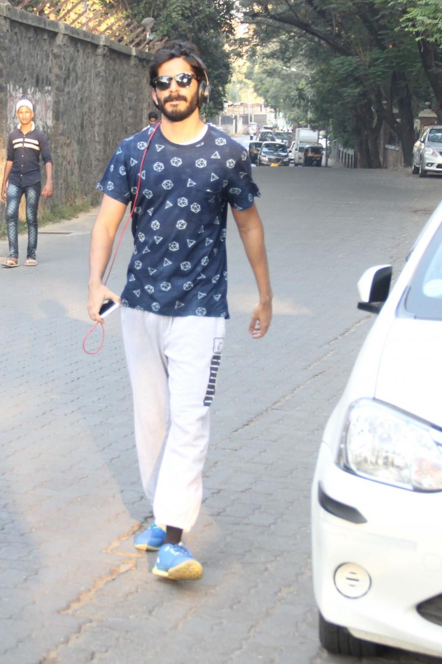 Harshvardhan Kapoor spotted walking in Juhu - Photos ...