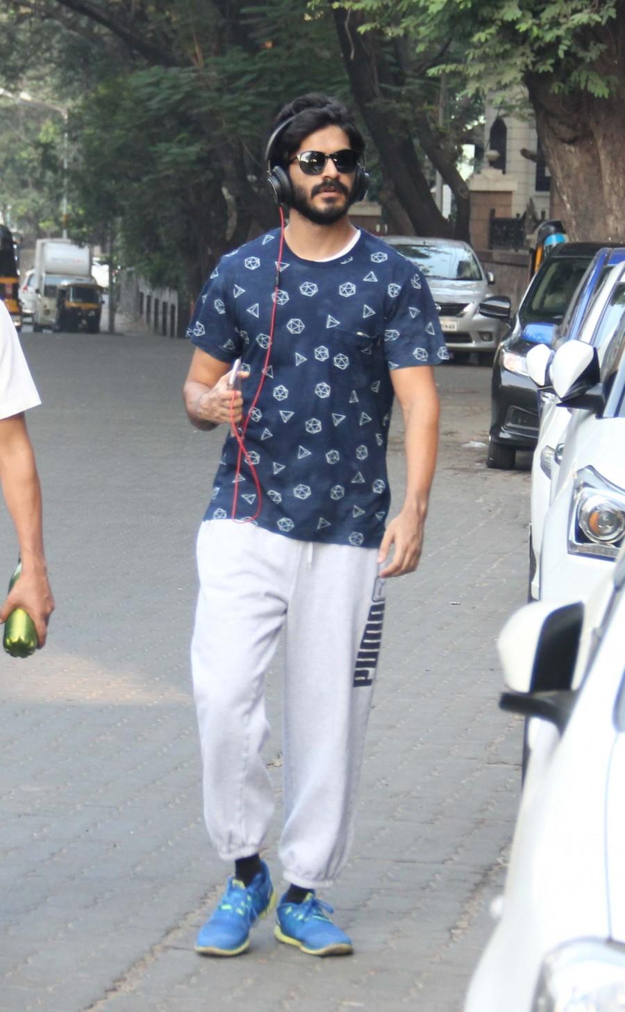 Photos of Bollywood actor Harshvardhan Kapoor spotted walking in juhu. Harshvardhan Kapoor,Harshvardhan Kapoor spotted in Juhu,Harshvardhan Kapoor at Juhu,Harshvardhan Kapoor latest pics,Harshvardhan Kapoor latest images,Harshvardhan Kapoor latest photos,Harshvardhan Kapoor latest stills,Harshvardhan Kapoor latest pictures