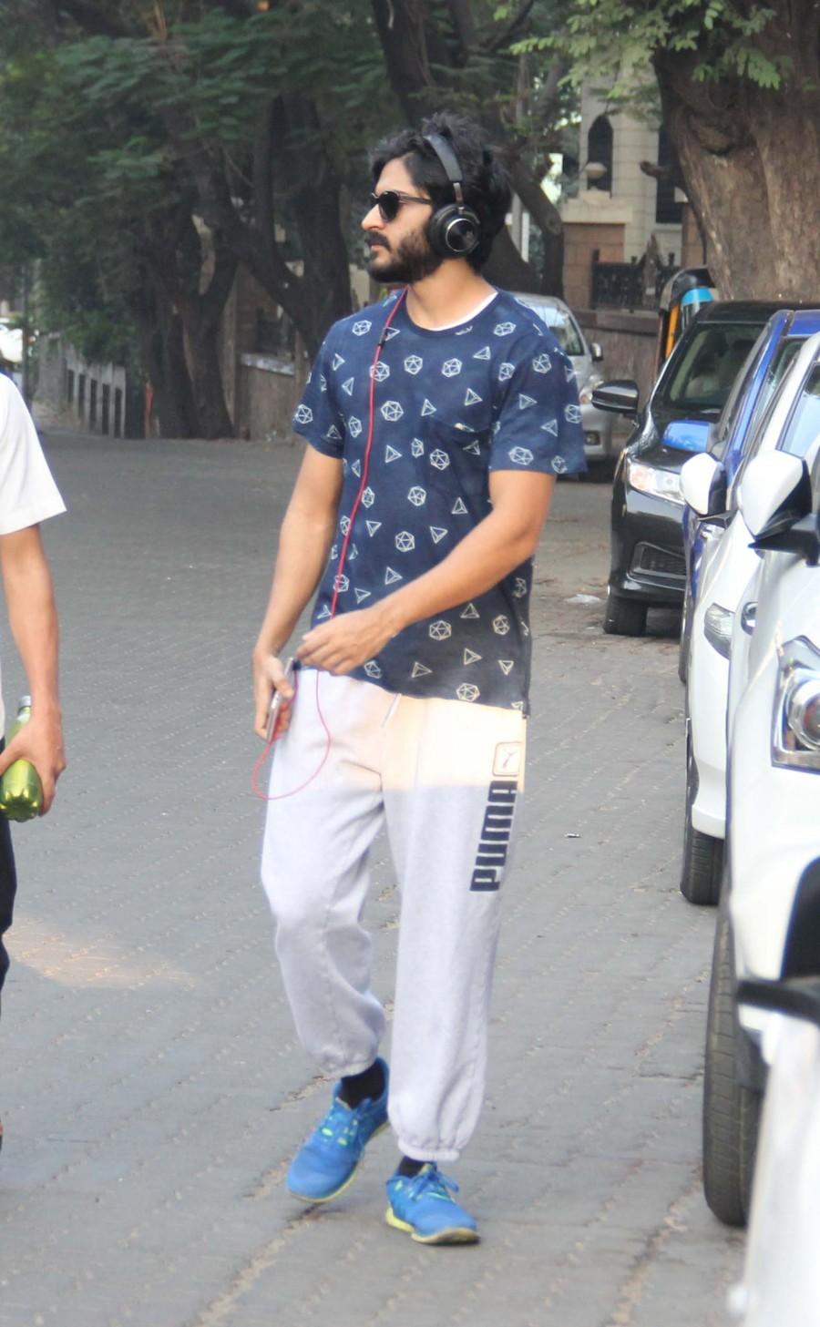 Photos of Bollywood actor Harshvardhan Kapoor spotted walking in juhu. Harshvardhan Kapoor,Harshvardhan Kapoor spotted in Juhu,Harshvardhan Kapoor at Juhu,Harshvardhan Kapoor latest pics,Harshvardhan Kapoor latest images,Harshvardhan Kapoor latest photos,Harshvardhan Kapoor latest stills,Harshvardhan Kapoor latest pictures
