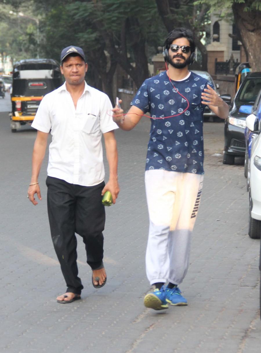 Photos of Bollywood actor Harshvardhan Kapoor spotted walking in juhu. Harshvardhan Kapoor,Harshvardhan Kapoor spotted in Juhu,Harshvardhan Kapoor at Juhu,Harshvardhan Kapoor latest pics,Harshvardhan Kapoor latest images,Harshvardhan Kapoor latest photos,Harshvardhan Kapoor latest stills,Harshvardhan Kapoor latest pictures