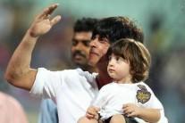 Shah Rukh Khan and his son AbRam cheer for Kolkata at Eden Gardens