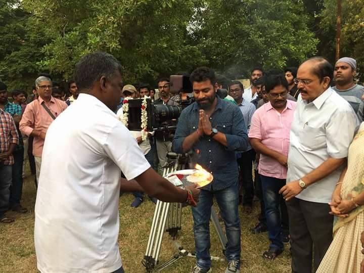 Ilayathalapathy Vijay's forthcoming Bairavaa directed by Bharathan shooting wrapped up. Starring Keerthy Suresh, Sathish and Jagapathi Babu amongst others play supporting roles. Vijay,Ilayathalapathy Vijay,Bairavaa shooting wrapped up,Bairavaa,Bairavaa shooting,Bairavaa trailer,Ilayathalapath,Keerthy Suresh,Keerthy Suresh,Sathish,Jagapathi Babu