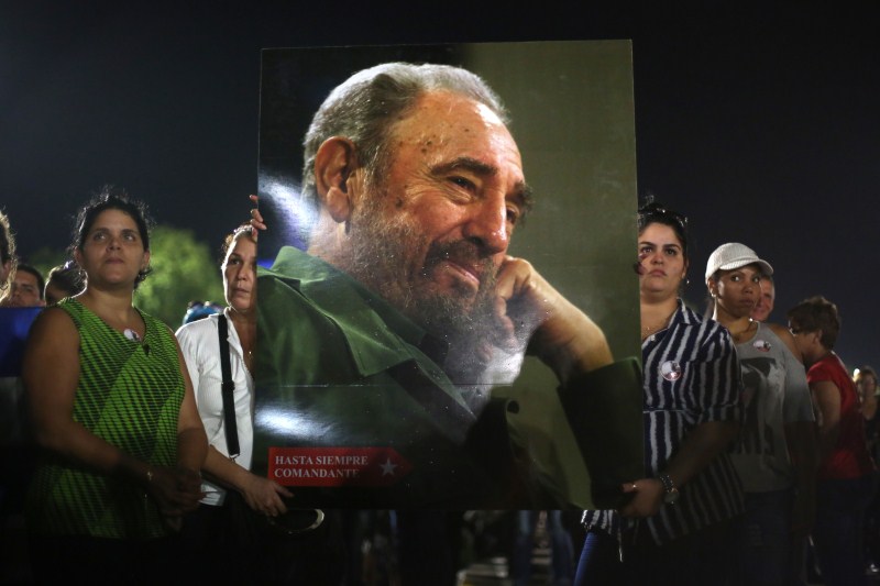 Mourners hold a large image of Cuba's late President Fidel Castro. Havana,tribute to Fidel,Raul Castro,Fidel Castro,tribute to Fidel Castro