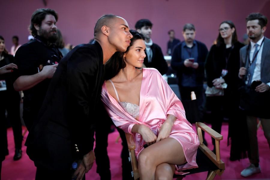 Victoria’s Secret Fashion Show 2016,Victoria’s Secret Fashion Show,Victoria’s Secret Fashion Show 2016 behind the scene,Behind the scenes photos,sexiest TV events,sexiest TV event of the year,Adriana Lima,Kendall Jenner,Grace Elizabeth,Gigi Hadid,Victoria