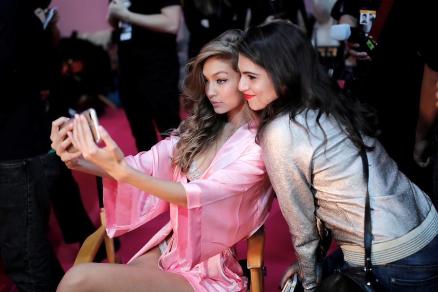 Victoria’s Secret Fashion Show 2016,Victoria’s Secret Fashion Show,Victoria’s Secret Fashion Show 2016 behind the scene,Behind the scenes photos,sexiest TV events,sexiest TV event of the year,Adriana Lima,Kendall Jenner,Grace Elizabeth,Gigi Hadid,Victoria