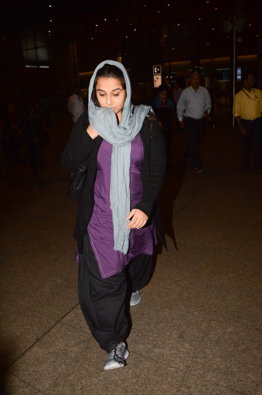 Photos of Bollywood actress Vidya Balan spotted at airport in her Kahani 2 Look. Vidya Balan,Vidya Balan in Kahani 2 Look,Vidya Balan in Kahani 2,Kahani 2,Kahani 2 look,actress Vidya Balan,Vidya Balan spotted at airport,Vidya Balan pics,Vidya Balan images,Vidya Balan photos,Vidya Balan stills,Vidya Balan pictures