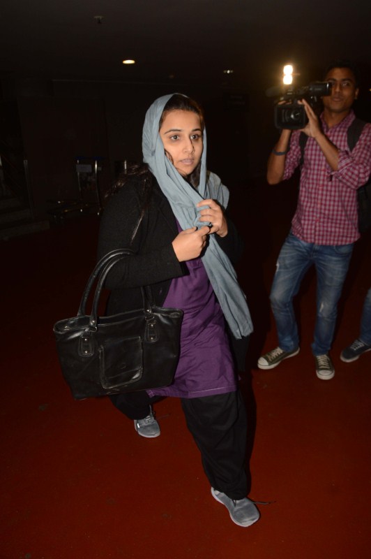 Photos of Bollywood actress Vidya Balan spotted at airport in her Kahani 2 Look. Vidya Balan,Vidya Balan in Kahani 2 Look,Vidya Balan in Kahani 2,Kahani 2,Kahani 2 look,actress Vidya Balan,Vidya Balan spotted at airport,Vidya Balan pics,Vidya Balan images,Vidya Balan photos,Vidya Balan stills,Vidya Balan pictures