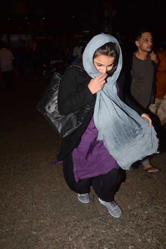 Photos of Bollywood actress Vidya Balan spotted at airport in her Kahani 2 Look. Vidya Balan,Vidya Balan in Kahani 2 Look,Vidya Balan in Kahani 2,Kahani 2,Kahani 2 look,actress Vidya Balan,Vidya Balan spotted at airport,Vidya Balan pics,Vidya Balan images,Vidya Balan photos,Vidya Balan stills,Vidya Balan pictures