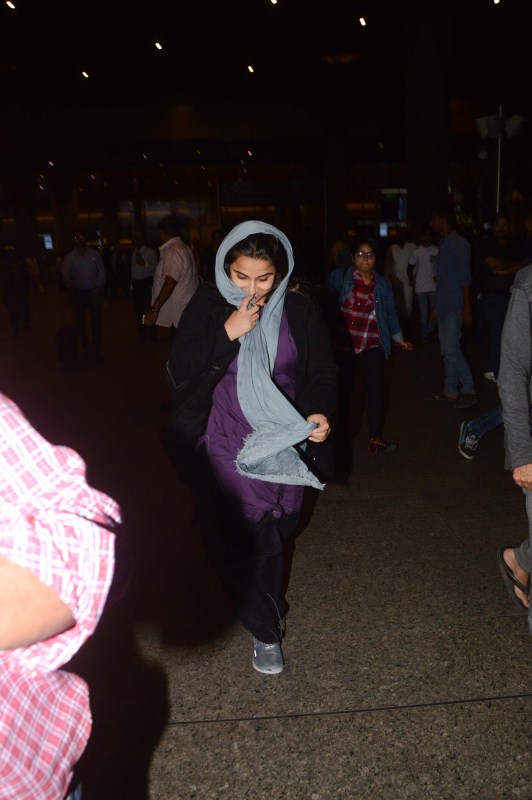 Photos of Bollywood actress Vidya Balan spotted at airport in her Kahani 2 Look. Vidya Balan,Vidya Balan in Kahani 2 Look,Vidya Balan in Kahani 2,Kahani 2,Kahani 2 look,actress Vidya Balan,Vidya Balan spotted at airport,Vidya Balan pics,Vidya Balan images,Vidya Balan photos,Vidya Balan stills,Vidya Balan pictures