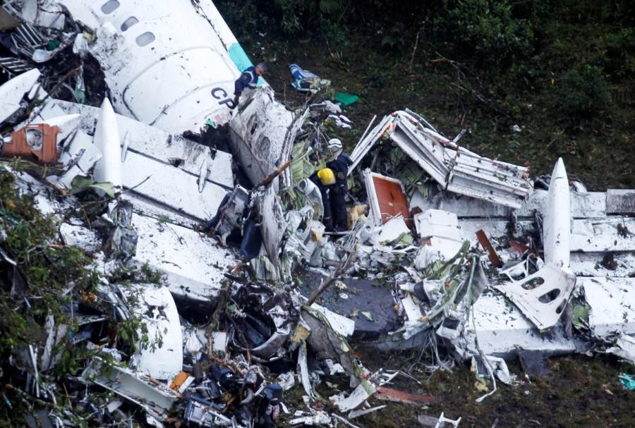 Rescue crew work at the wreckage from a plane that crashed into Colombian jungle with Brazilian soccer team Chapecoense near Medellin, Colombia, November 29, 2016. Brazilian soccer team crashes,Plane crash,Brazilian soccer team,Chapecoense,Colombian mountains