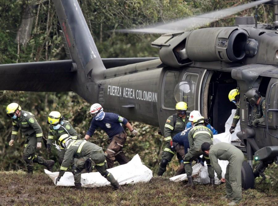 A Colombian air force helicopter retrieves the bodies of victims from the wreckage of a plane that crashed into the Colombian jungle with Brazilian soccer team Chapecoense onboard near Medellin, Colombia, November 29, 2016. Brazilian soccer team crashes,Plane crash,Brazilian soccer team,Chapecoense,Colombian mountains