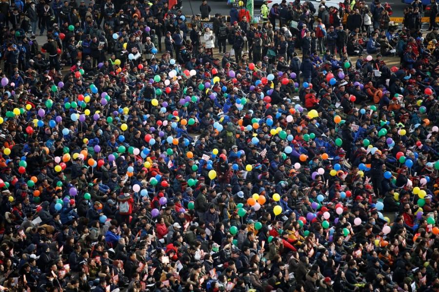 Members of Korean Confederation of Trade Unions attend a general strike calling for South Korean President Park Geun-hye to step down, in central Seoul, South Korea November 30, 2016. Massive protests against South Korea,Massive protests against president,protests against president,Park Geun-hye,president Park Geun-hye