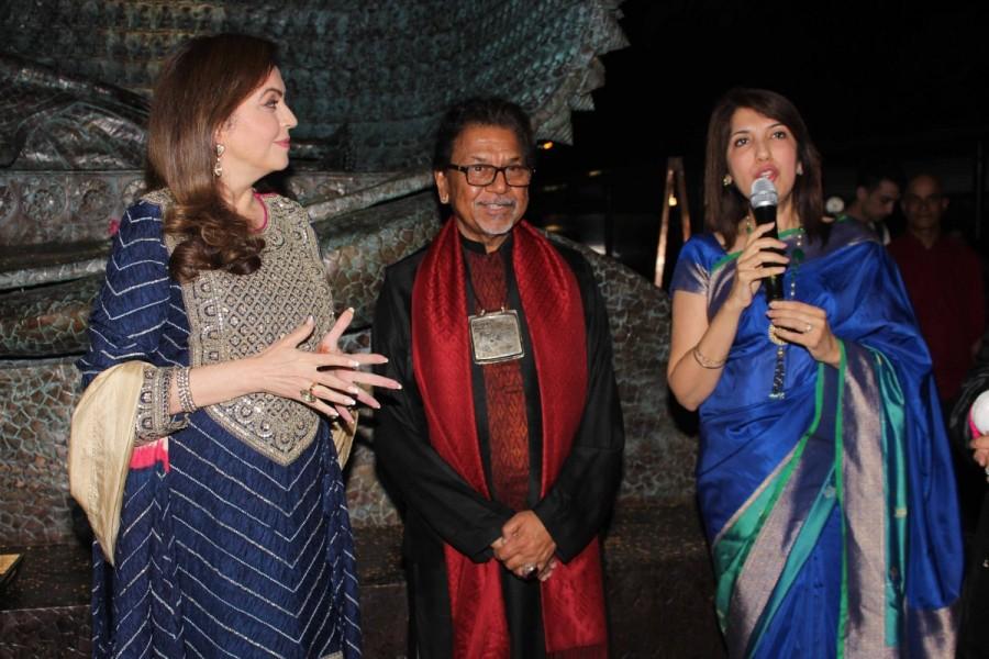 Sculptor Satish Gupta with Nita Ambani, Chairperson and Founder, Reliance Foundation during the inauguration of his show The Silent Eternity, in Mumbai, on Nov 29, 2016. Sculptor Satish Gupta,Satish Gupta,Nita Ambani,The Silent Eternity,Inauguration of sculptor Satish Gupta show The Silent Eternity