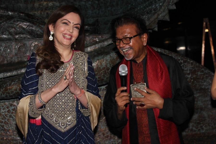 Sculptor Satish Gupta with Nita Ambani, Chairperson and Founder, Reliance Foundation during the inauguration of his show The Silent Eternity, in Mumbai, on Nov 29, 2016. Sculptor Satish Gupta,Satish Gupta,Nita Ambani,The Silent Eternity,Inauguration of sculptor Satish Gupta show The Silent Eternity