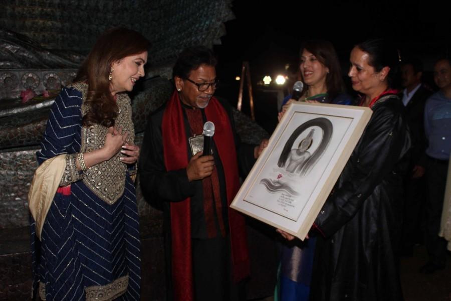 Sculptor Satish Gupta with Nita Ambani, Chairperson and Founder, Reliance Foundation during the inauguration of his show The Silent Eternity, in Mumbai, on Nov 29, 2016. Sculptor Satish Gupta,Satish Gupta,Nita Ambani,The Silent Eternity,Inauguration of sculptor Satish Gupta show The Silent Eternity