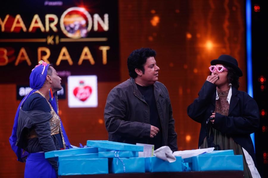 Photos of Bollywood actress Vidya Balan promotes Kahaani 2 on the sets of Yarron Ki Barat. Vidya Balan,Kahaani 2,Kahaani 2 promotion,Kahaani 2 movie promotion,Kahaani 2 promotes on the sets of Yarron Ki Barat,Yarron Ki Barat,Vidya Balan on Yarron Ki Barat,Vidya Balan pics,Vidya Balan images,Vidya Balan photos,Vidya Balan stills